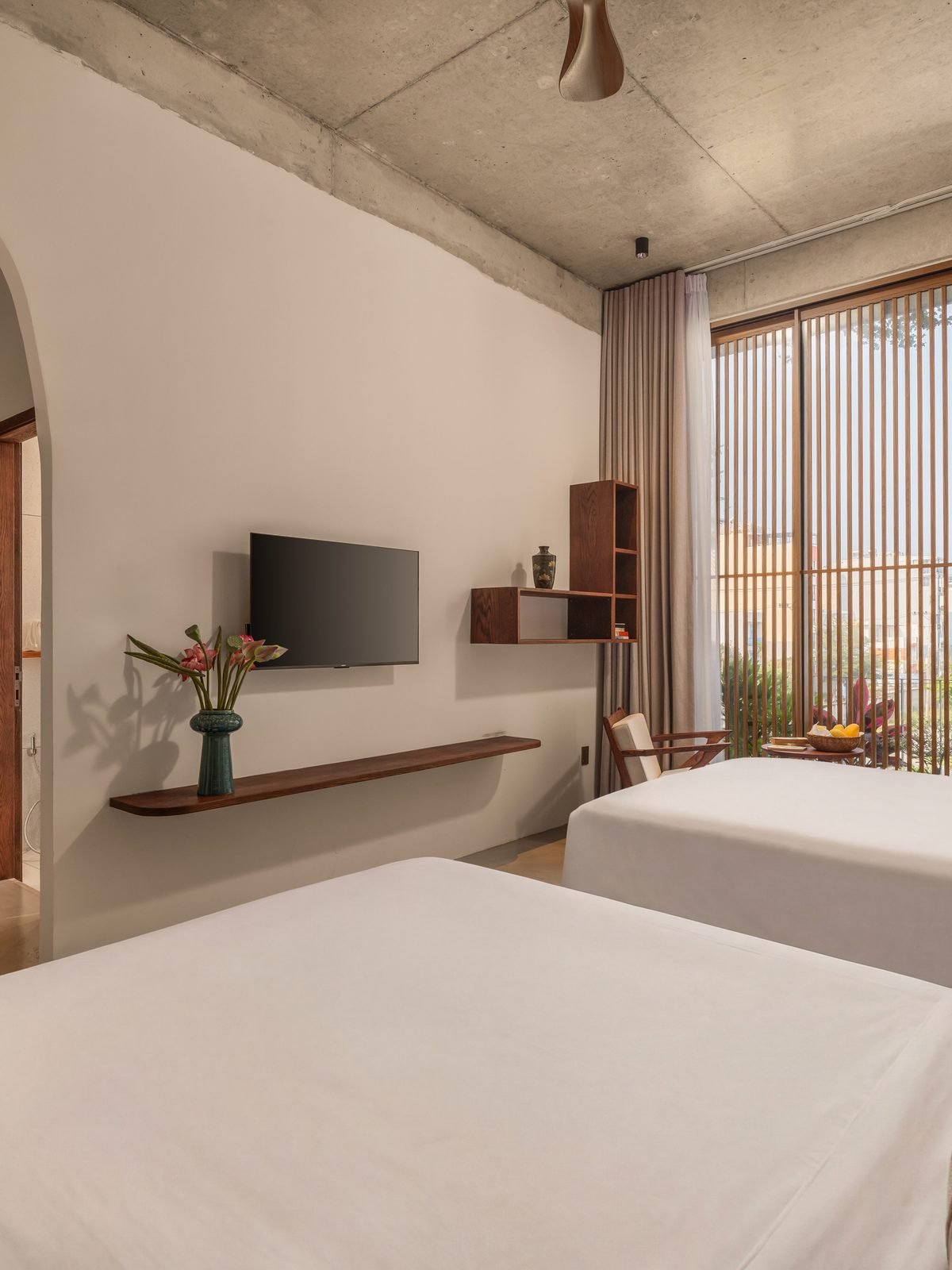 Deluxe Twin Room with Balcony — interior detail